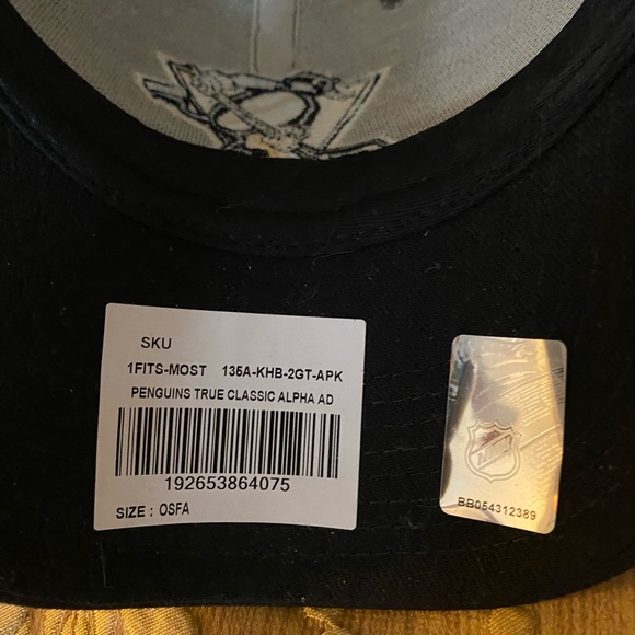 Pittsburgh Penguins Hat - Picture 2 of 3